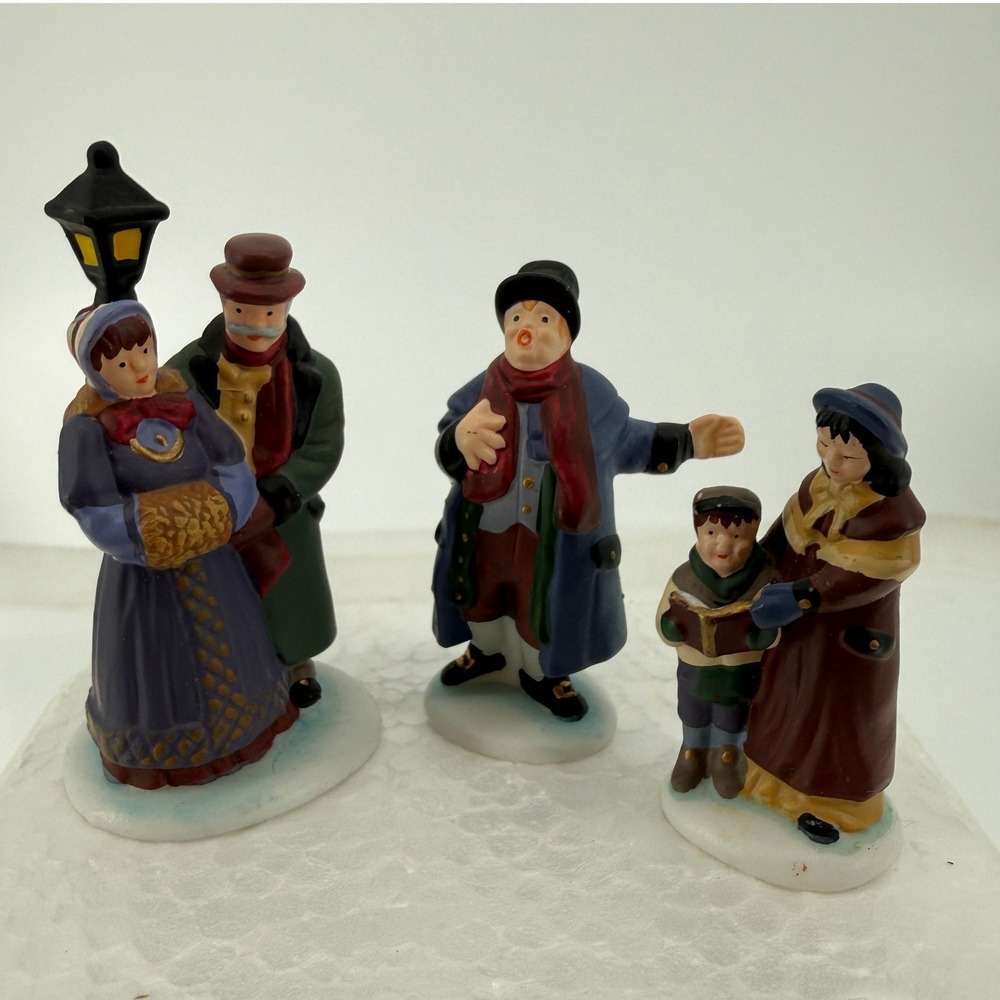 Department 56 Heritage Village Town Square Carolers Set #5832-7 Porcelain Figure